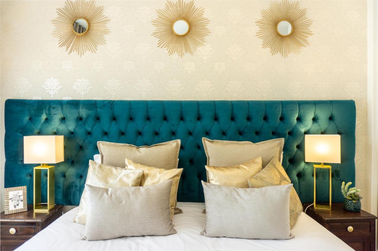Gaze Out At The City In A Retro-Chic Getaway Лісабон Екстер'єр фото